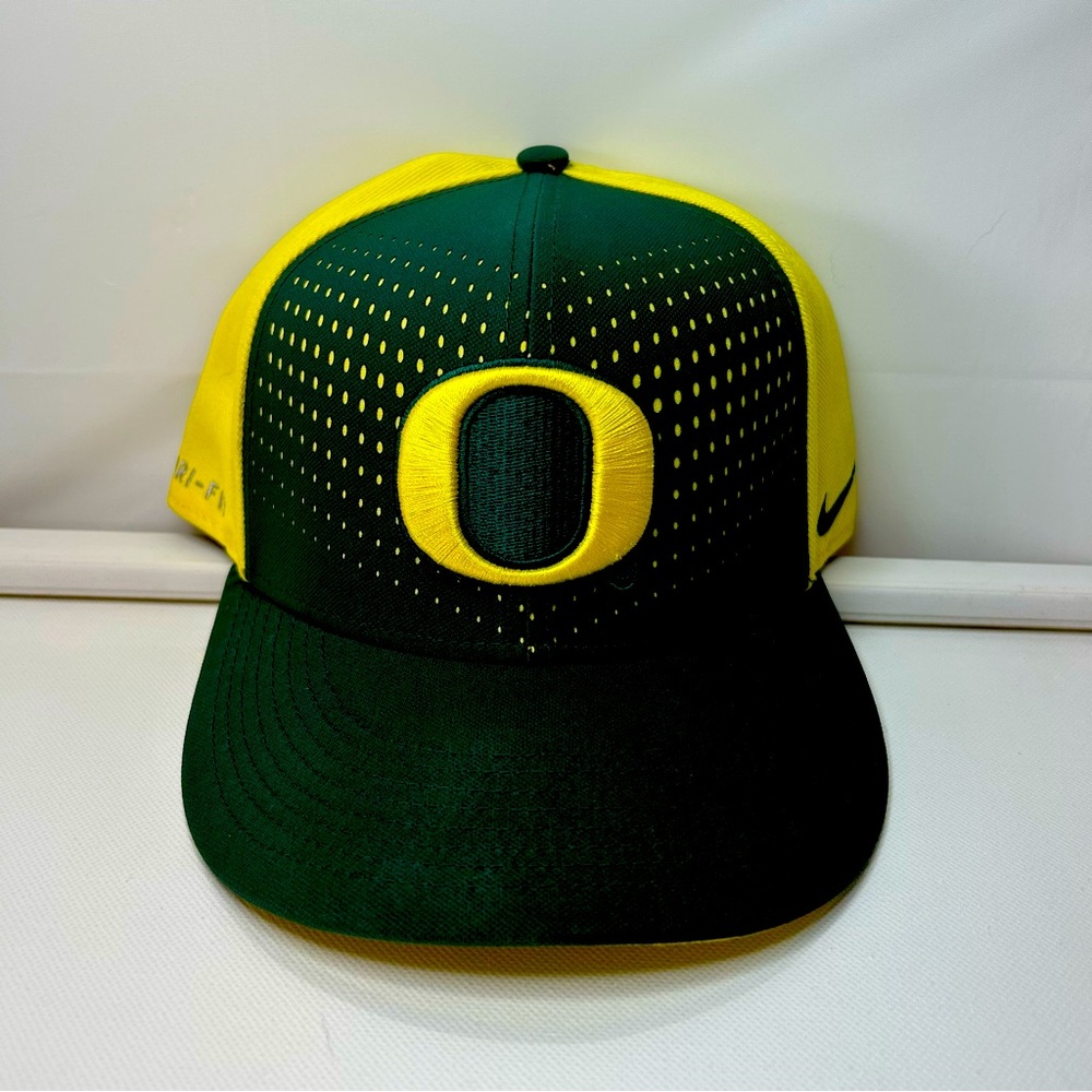 Men’s Nike Oregon Duck baseball hat snap fit